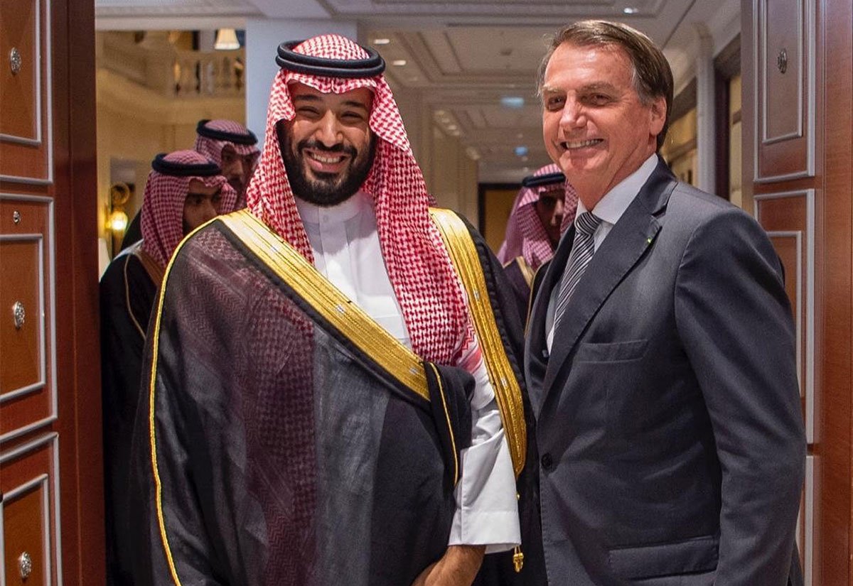gugachacra's tweet photo. Não quis comprar vacinas e tirou sarro de doentes da Covid19. Entusiasta do esquartejador e ditador da Arábia Saudita, Mohammad bin Salman, que proíbe igrejas e prática do cristianismo. Mas o problema é ter ido a uma loja maçônica? É surreal. Maçonaria pior do que Bin Salman? https://t.co/EqVmCoXt6P