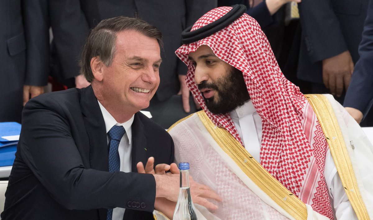 Não quis comprar vacinas e tirou sarro de doentes da Covid19. Entusiasta do esquartejador e ditador da Arábia Saudita, Mohammad bin Salman, que proíbe igrejas e prática do cristianismo. Mas o problema é ter ido a uma loja maçônica? É surreal. Maçonaria pior do que Bin Salman?