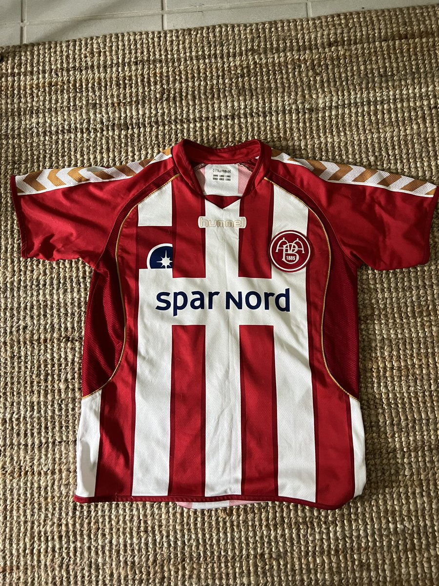 casperoliver10's tweet photo. Af alle steder i verden har jeg fundet dette vidunder af en fodboldtrøje i Polen (Ebay hjalp med kontakten). I hårde tider er det godt af mindes de gode ❤️ #fodboldguld https://t.co/eOz4kzxjA3