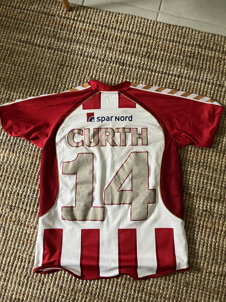casperoliver10's tweet photo. Af alle steder i verden har jeg fundet dette vidunder af en fodboldtrøje i Polen (Ebay hjalp med kontakten). I hårde tider er det godt af mindes de gode ❤️ #fodboldguld https://t.co/eOz4kzxjA3