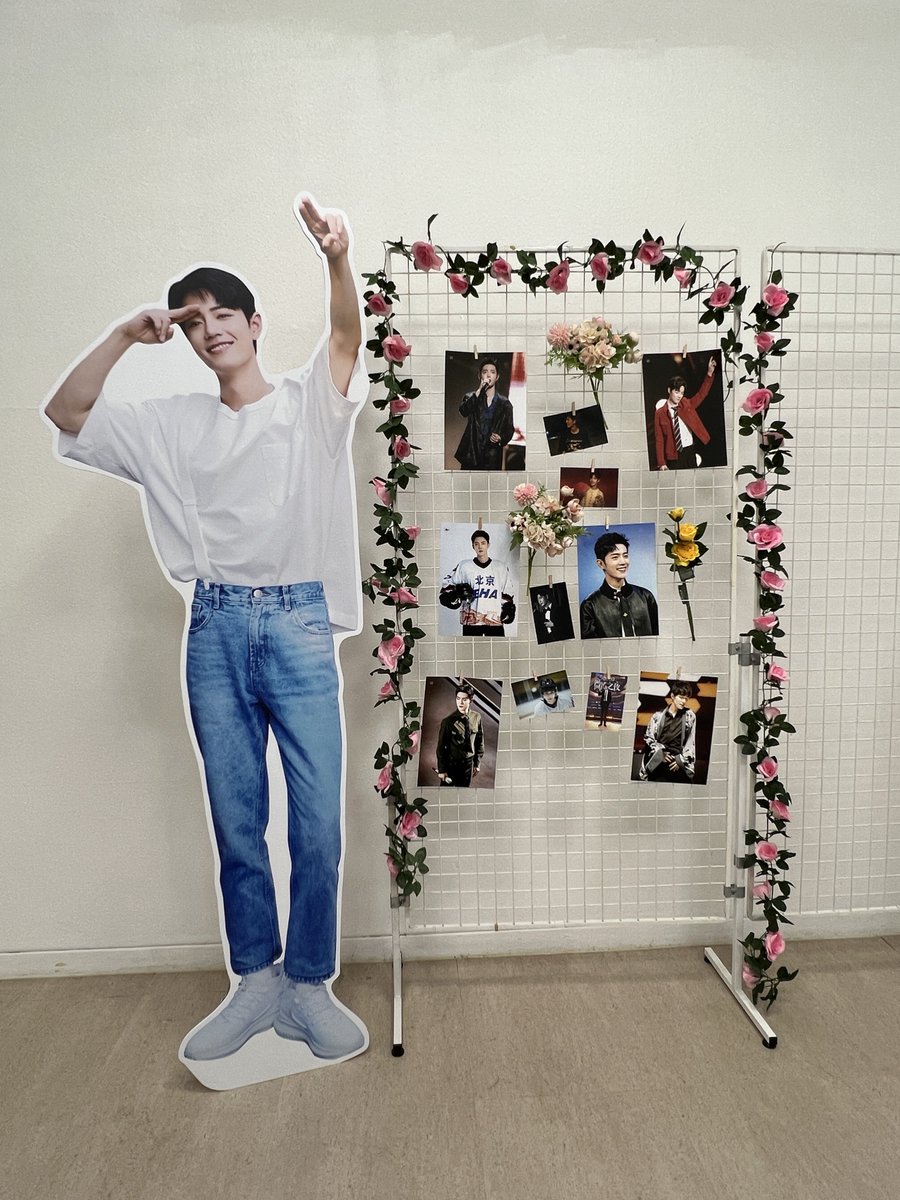 Xiaobbit1005's tweet photo. 올해 샤오잔 생일 이벤트 첫 방문한 곳😍 입구부터 샤오잔이 화사하게 반겨주고 있어서 행복했던🥹❤️❤️❤️ 현장으로 입장했지만 친절하게 해주셔서 감사했습니다~ 마지막 날이라 사진 나눔도 받아와서 쏘햅삐합니당🥰🥰🥰
#서른지나첫돌 #샤오잔생카 #Xiaozhan  #肖战 #샤오잔
@FanNeverland https://t.co/FMShDrCen0