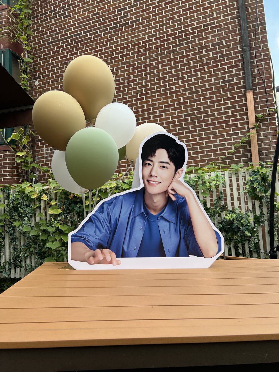 Xiaobbit1005's tweet photo. 올해 샤오잔 생일 이벤트 첫 방문한 곳😍 입구부터 샤오잔이 화사하게 반겨주고 있어서 행복했던🥹❤️❤️❤️ 현장으로 입장했지만 친절하게 해주셔서 감사했습니다~ 마지막 날이라 사진 나눔도 받아와서 쏘햅삐합니당🥰🥰🥰
#서른지나첫돌 #샤오잔생카 #Xiaozhan  #肖战 #샤오잔
@FanNeverland https://t.co/FMShDrCen0