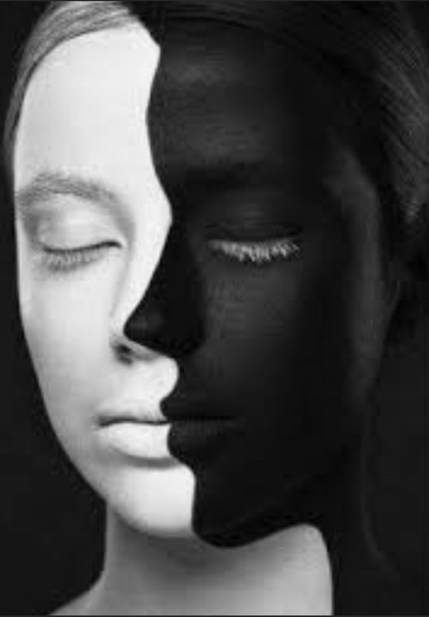 Her insanın ikinci bir yüzü vardır
Ya çıkarlarına ya yaralarına dokununca gösterdiği..