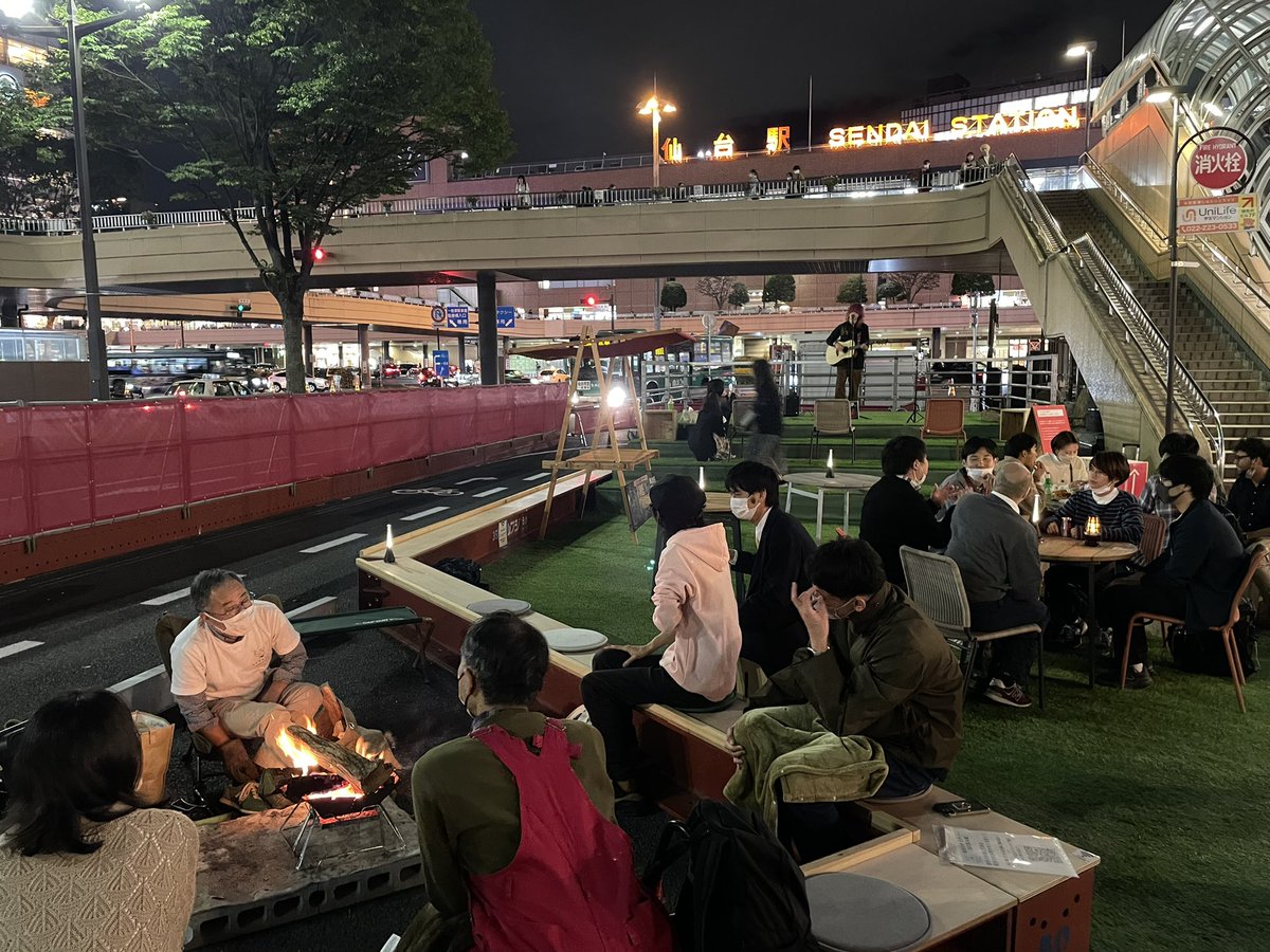 uchiumi_k's tweet photo. 仙台駅前 #青葉通 の社会実験 #movemove を見学。
会場構成はもちろん什器、光、音、香りまで丁寧な仕事の数々。他ではできないことを受け入れ、意外な人を引き入れる懐の深さ。#仙台駅前らしさ を見出そうという試みもこれなら成功しそう。本当に良い場でした。 https://t.co/3TLQi0sITm