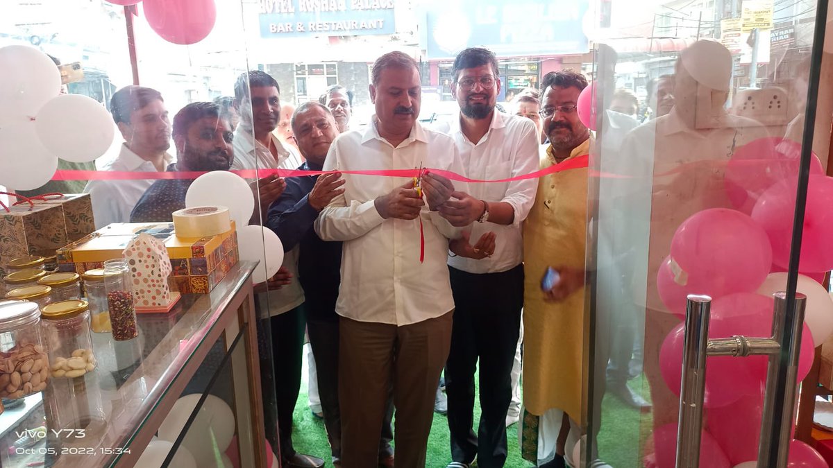 RafeekKhanInc's tweet photo. राजापार्क में नवनिर्मित ड्राइफ्रूट्स शॉप #TUGNUT का शुभारम्भ किया।
#MLARafeekKhan
#RajasthanStateCommissionForMinorities https://t.co/wBPaiqAGMh