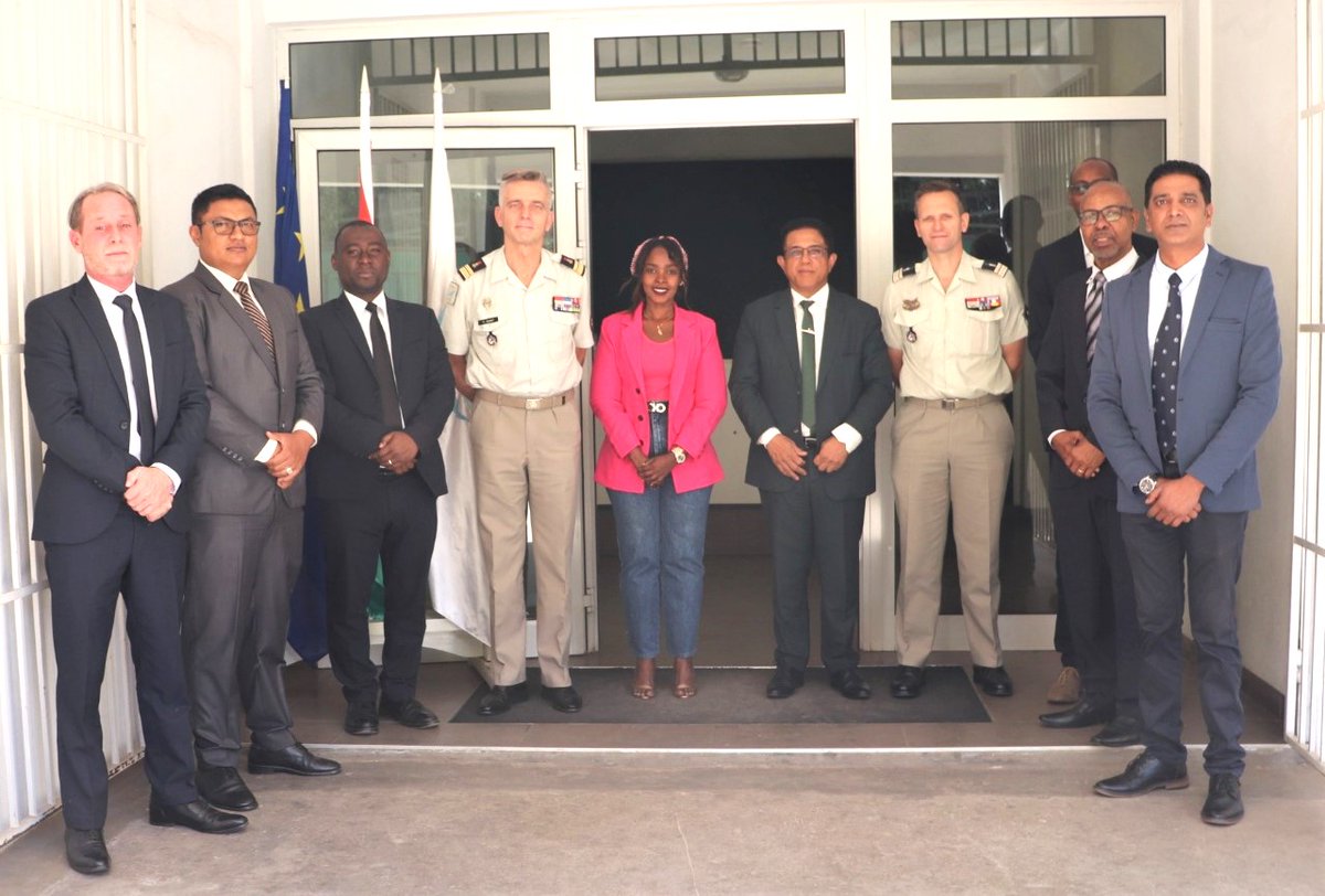 (info) Visite du Secrétaire Général du Ministère de la Défense Nationale avec la délégation de la Direction Générale des relations Internationales et de la stratégie (DGRIS) crfimmadagascar.org/2022/10/05/287… via @RMIFCenter