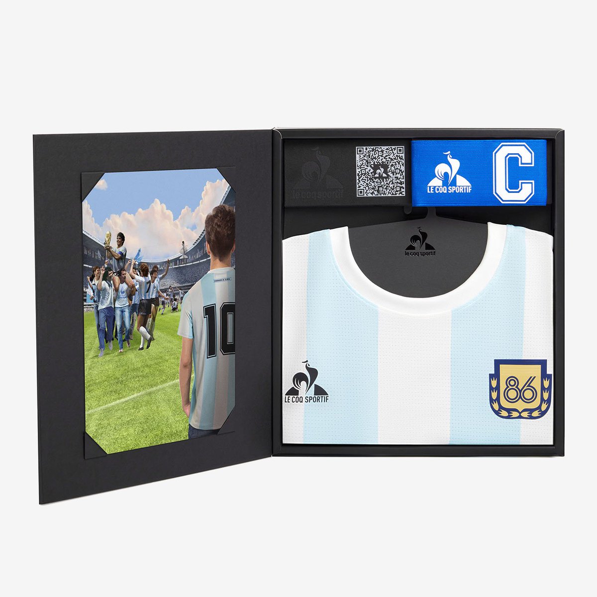 marcadegol's tweet photo. 🔟🇦🇷 @lecoqsportif_ar lanzó 'Coronados de Gloria', una camiseta en homenaje a Diego Maradona.

En una primera instancia, está limitada a 1.000 unidades e incluye un packaging especial que agrega una cinta de capitán y una ilustración creada por Sebastián Domenech. https://t.co/qxM1ccDWXi