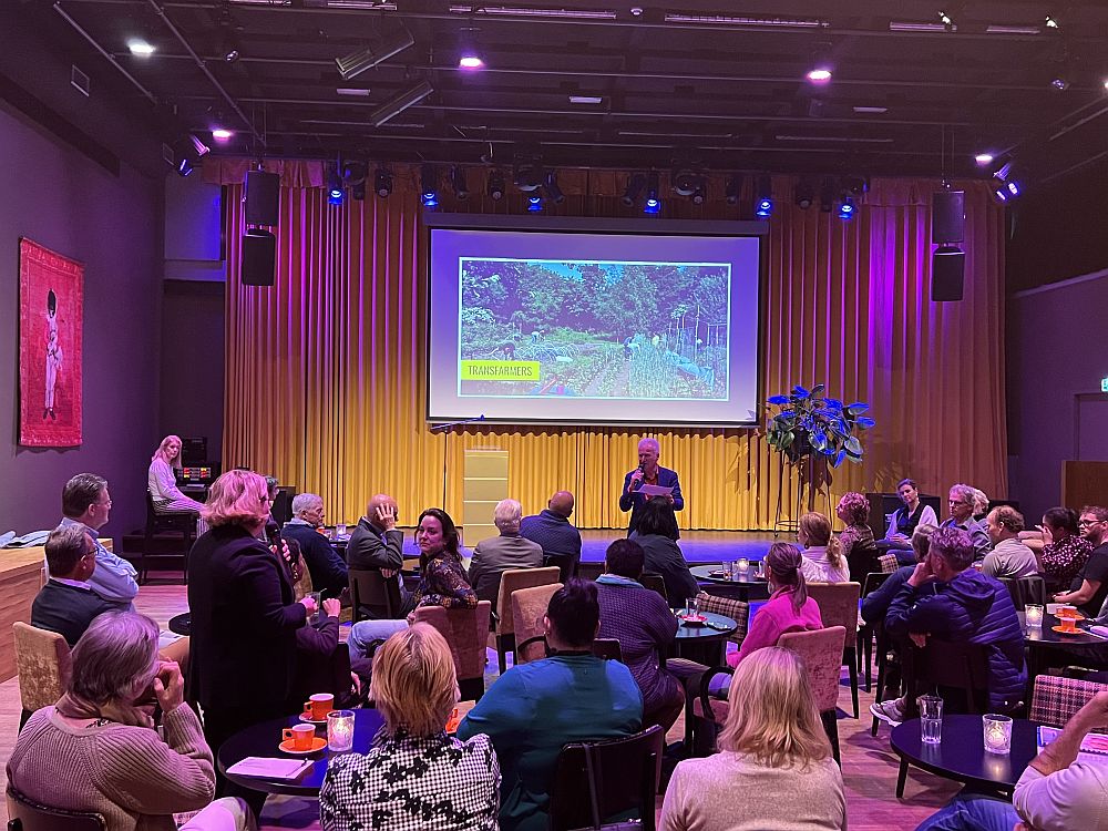 Laat je zien en iets van je horen.
Dit waren de hoofdlijnen op de Lokale Goededoelendagen #sHertogenbosch en #Alkmaar op 1 oktober. Op dezelfde dag was ook de Europese Goededoelendag.
--> lokalegoededoelengids.nl/nieuws/laat-je…
#lokaalgeven #lokalegoededoelen
Foto's: Henk Hommes en Niels Kersten