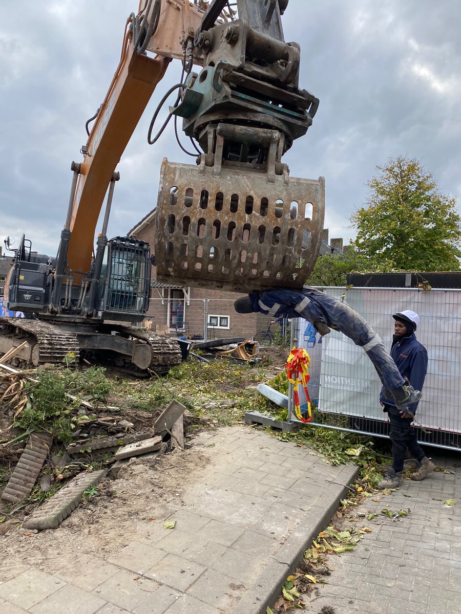 Deze week is het landelijke <a href="/USARNL/">USAR.NL</a>
reddingsteam aan het oefenen bij de te slopen woningen in de Oranjebuurt. Vanmiddag namen het college, de <a href="/gemraadhia/">gemraadhia</a>  en <a href="/RhiantHIA/">Woningcorporatie Rhiant</a>
 daar een kijkje. Indrukwekkend wat daar gebeurt. #realistischoefenen