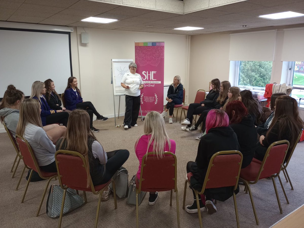 We had a fantastic morning with @she_scotland discussing the barriers to participation that young women face. Following the workshop coordinators and YA's started making some exciting plans as to how we can tackle the issues. Watch this space! @sportscotland @LiveActive_lal