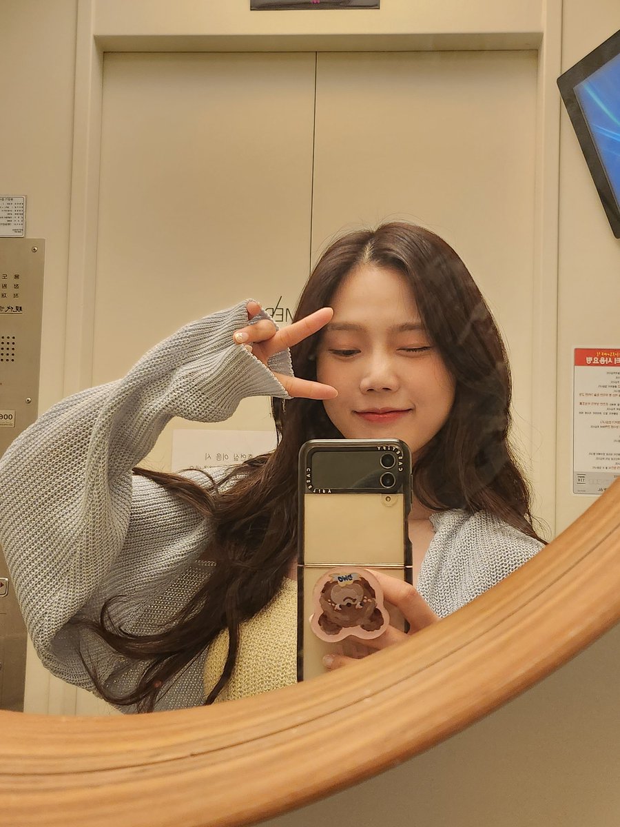 WM_OHMYGIRL's tweet photo. [#캔디가왔어효] 
오늘 하루도 행복한 하루로 마무리🥰🥰
크리가 있어 넘 행복합니다 💗
오늘두 잘쟈아 !! 꿀잠!!! https://t.co/1ITGPqDR2L