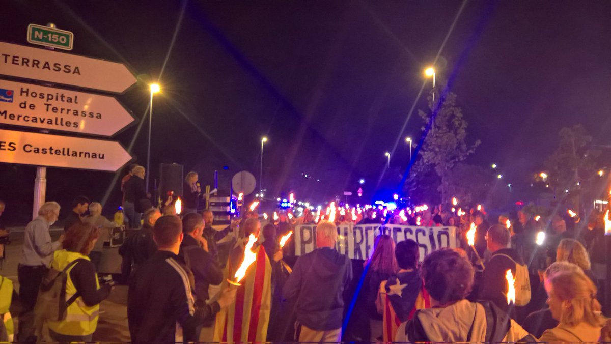 PereLligonya's tweet photo. @VilaWeb No han entès res de la visita que els hi vam fer el 30-O #torxes #prourepressio #Independencia https://t.co/4tNRZXLDTI