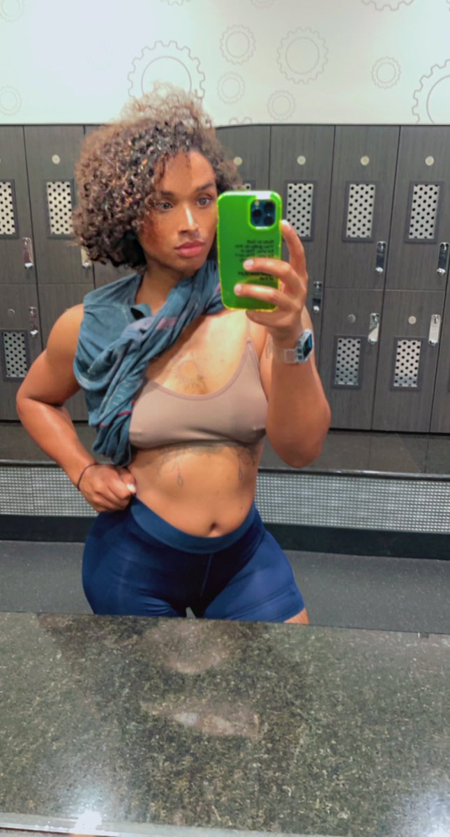 HoneyHokage's tweet photo. Cuddle season BODY⚠️ #body #curves #workout #gym #fitness #gymgirl #girlswholift #selfie #selfcare #mentalhealth #curlyhair #afrolatina #tattoos #nike #liteskin https://t.co/IgVd6tqSqK