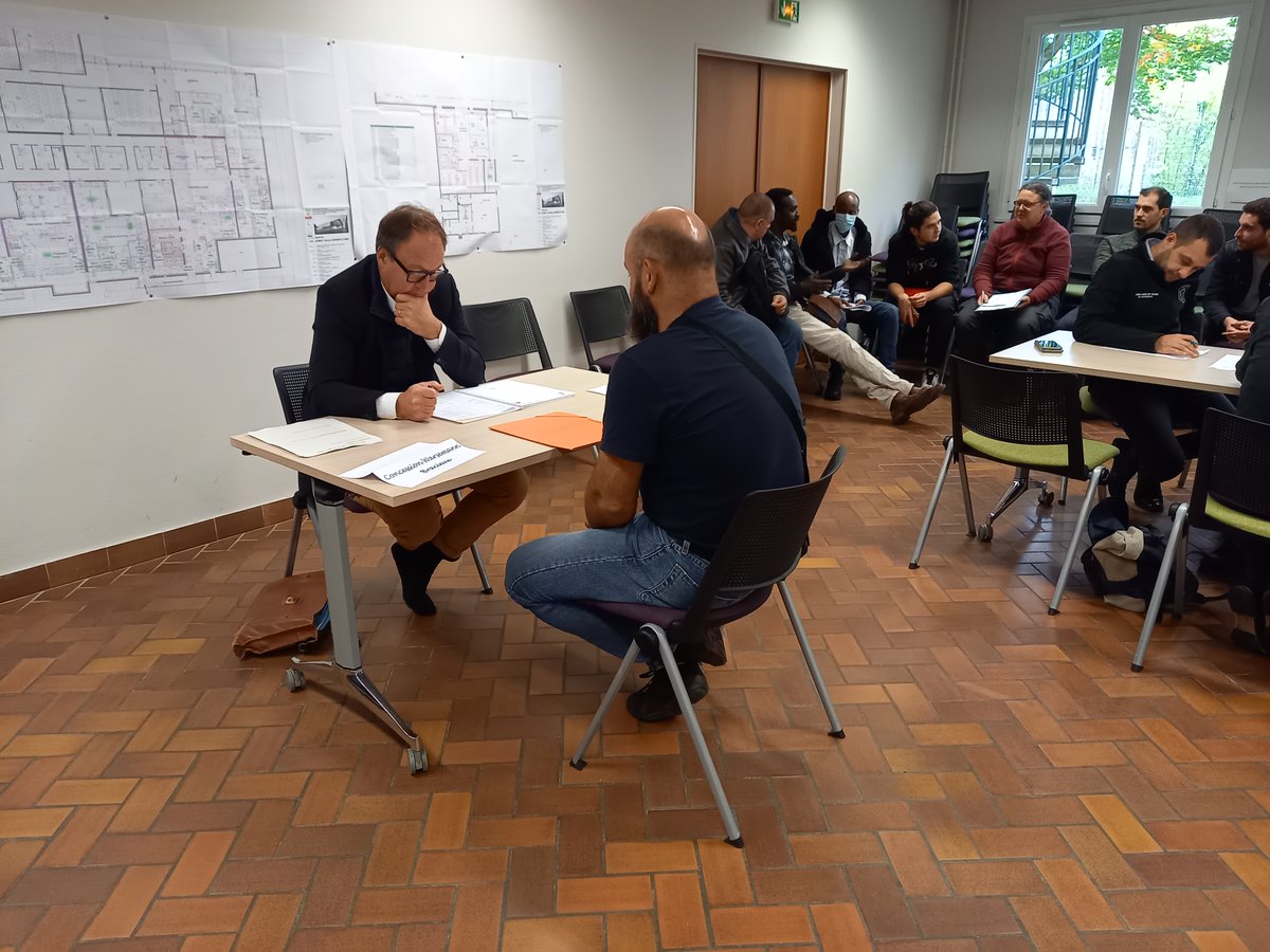 En live du #CFA de #Blois, les équipes #poleemploi de Blois suivent 1⃣5⃣ candidats #motivés et #préparés dans leurs rencontres avec 4⃣ employeurs(#Warsemann, #citroenBBB, #garagepeugeot et #garageprégeant) Partenaires pour un parcours sur mesure en mécanique auto👍#TousMobilises
