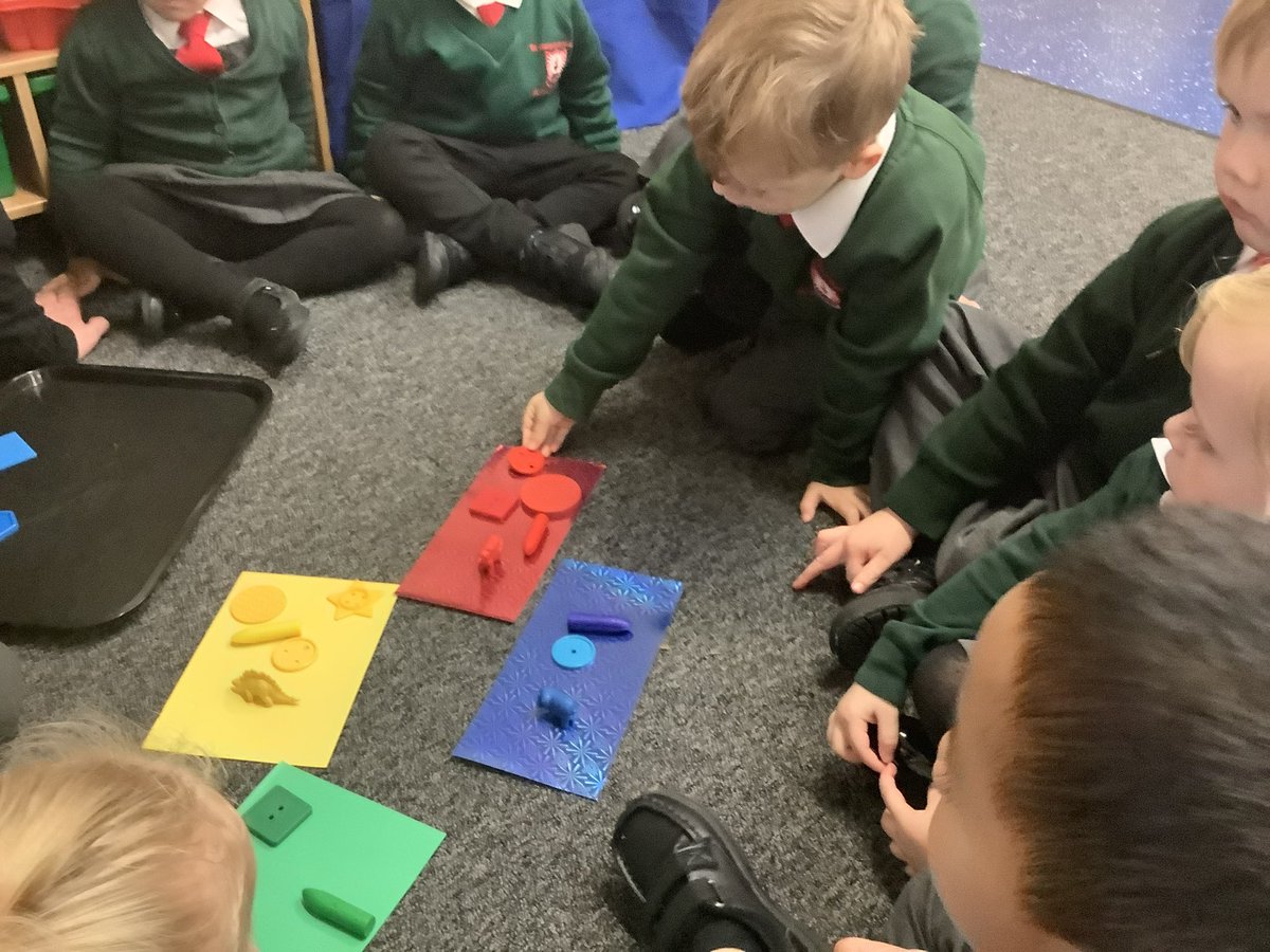 StMM_2021's tweet image. The nursery have been colour sorting this afternoon, we looked at all of our objects, named the colours and then sorted the objects into colour sets #eyfs #colours #coloursorting