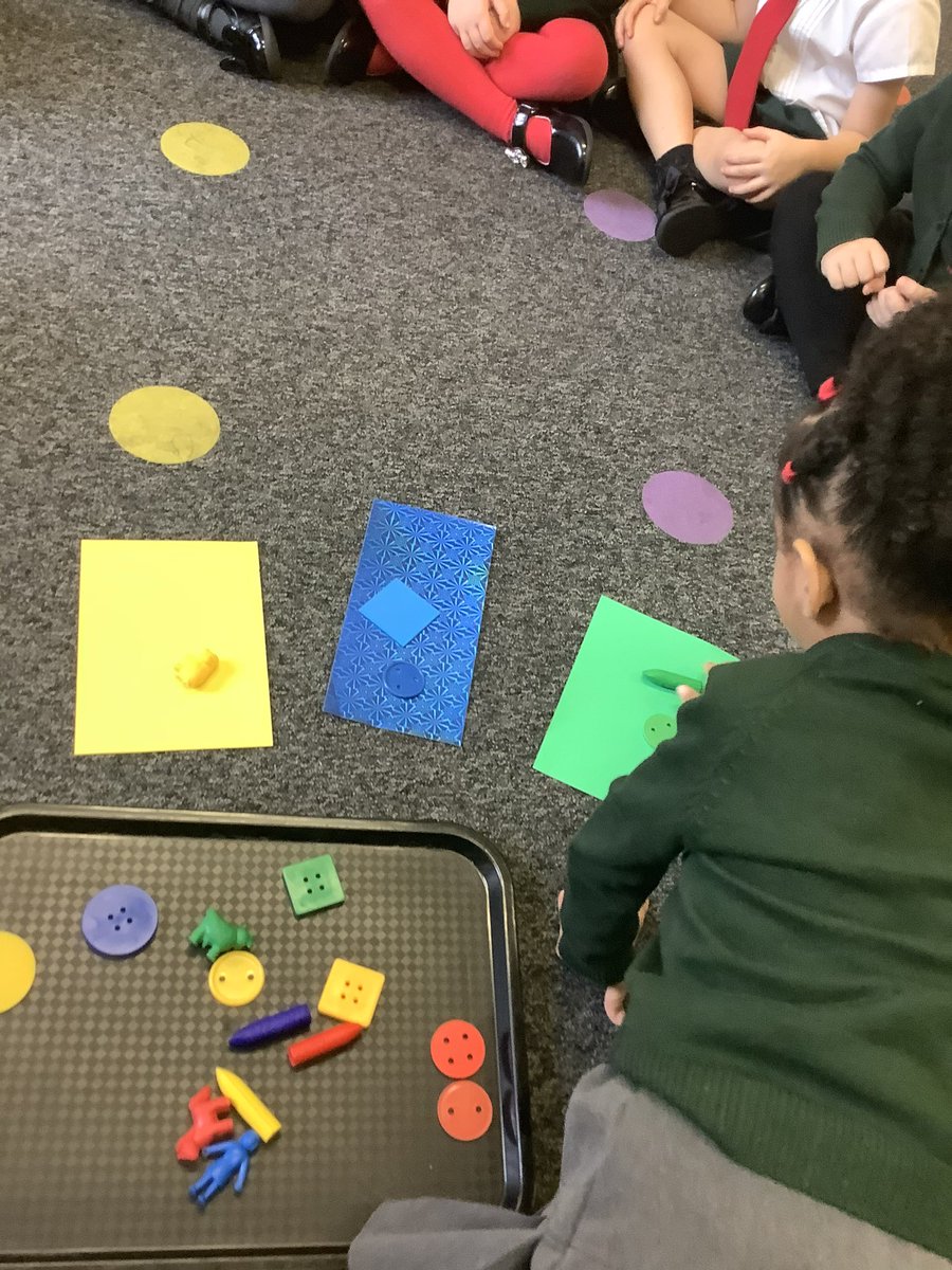 StMM_2021's tweet image. The nursery have been colour sorting this afternoon, we looked at all of our objects, named the colours and then sorted the objects into colour sets #eyfs #colours #coloursorting