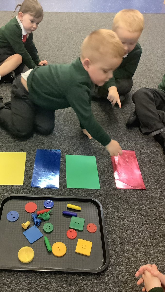 StMM_2021's tweet image. The nursery have been colour sorting this afternoon, we looked at all of our objects, named the colours and then sorted the objects into colour sets #eyfs #colours #coloursorting