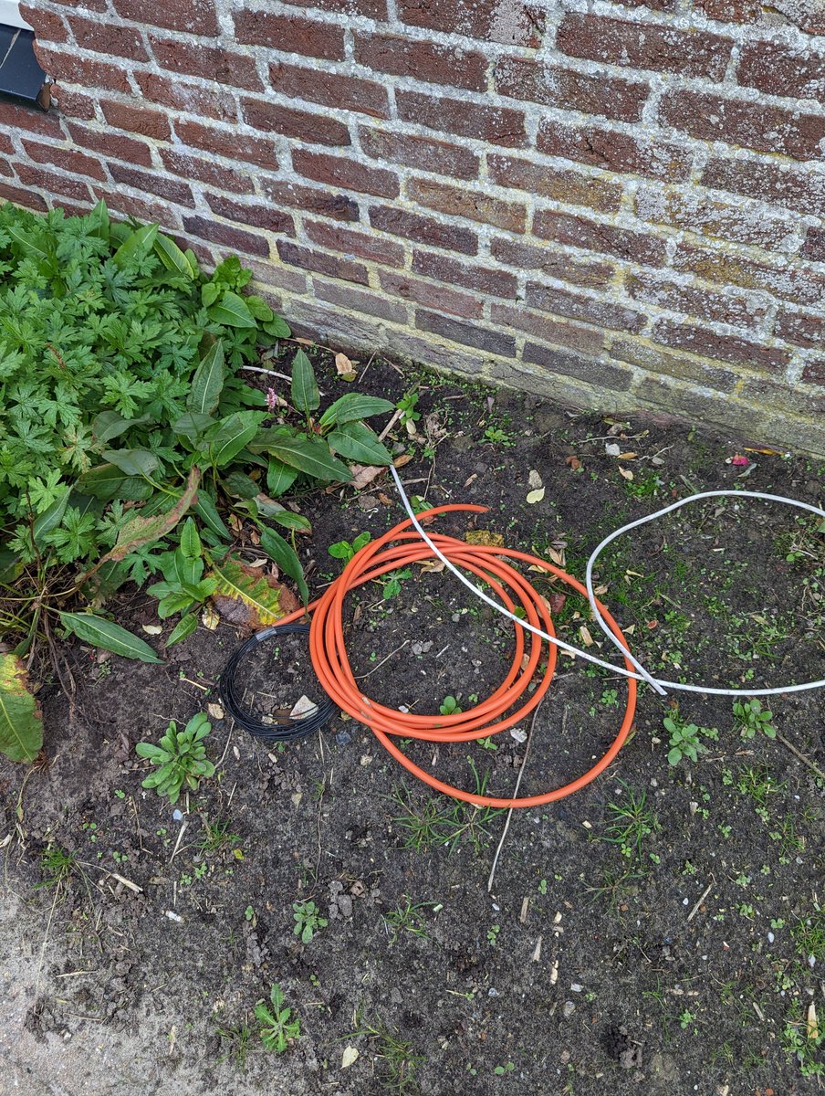 Kabel ligt er al vanaf 24 maart 2022 zo bij....wanneer brengen jullie de kabel naar binnen? (@kabelnoord) 

#glasvezel #kabelnoord #kpn #multifiber #internet