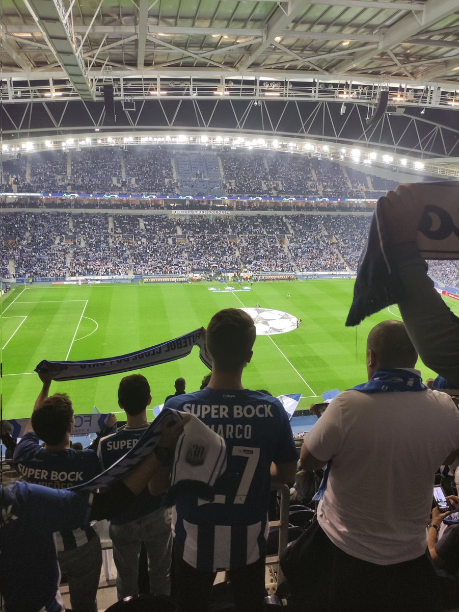 Berry_Romero's tweet photo. Primera vegada veient @FCPorto i primera victòria...
#talisma 😂😂😂 https://t.co/4cvnCwix2Z