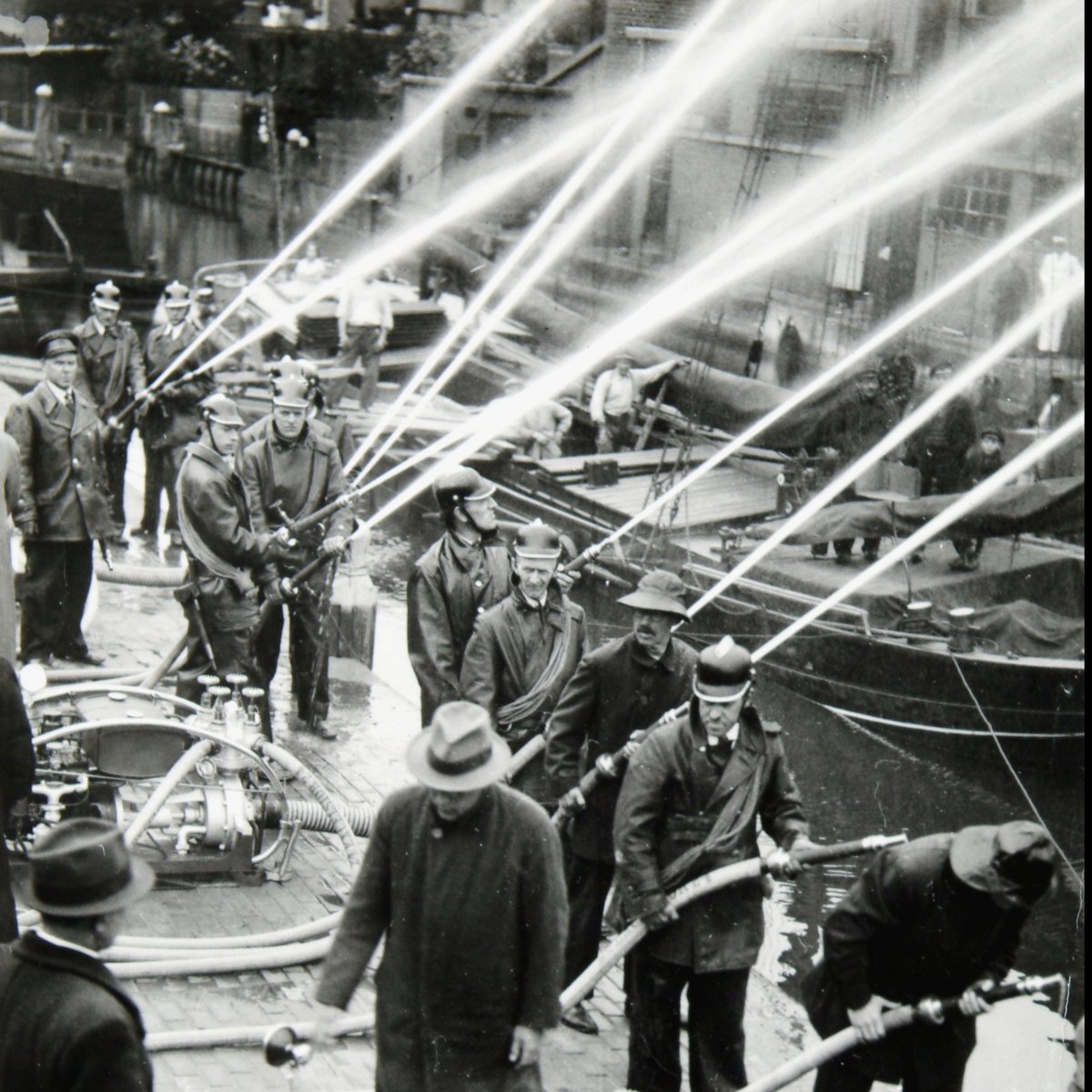 BLUSSEN ALS EEN ECHTE BRANDWEERMAN | Dag van de Geschiedenis 

Tussen 10:00 en 11:30 uur zijn er leuke en leerzame spelletjes te doen. Je blust vuur, redt de kat uit de boom, en nog veel meer! Wil jij weten hoe het er aan toe gaat bij de brandweer, kom dan langs op 15 oktober!