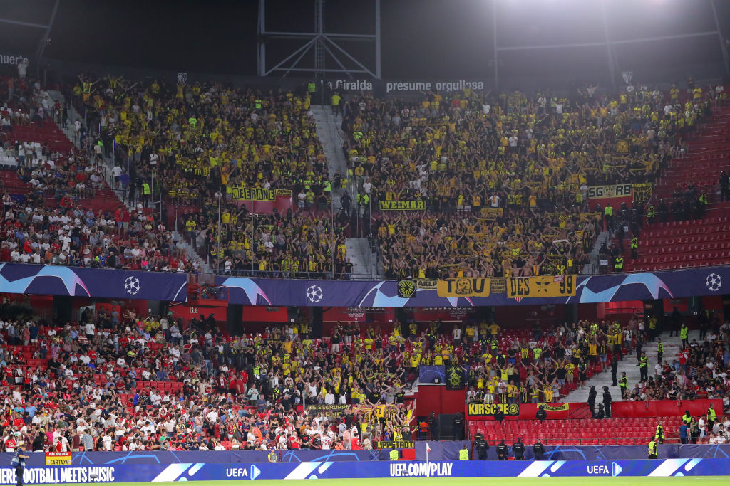 UEFAcom_de's tweet photo. ⚫🟡 @BlackYellow in Sevilla. 👋
#UCL | #SFCBVB | @BVB https://t.co/3Xt4bAiEOC