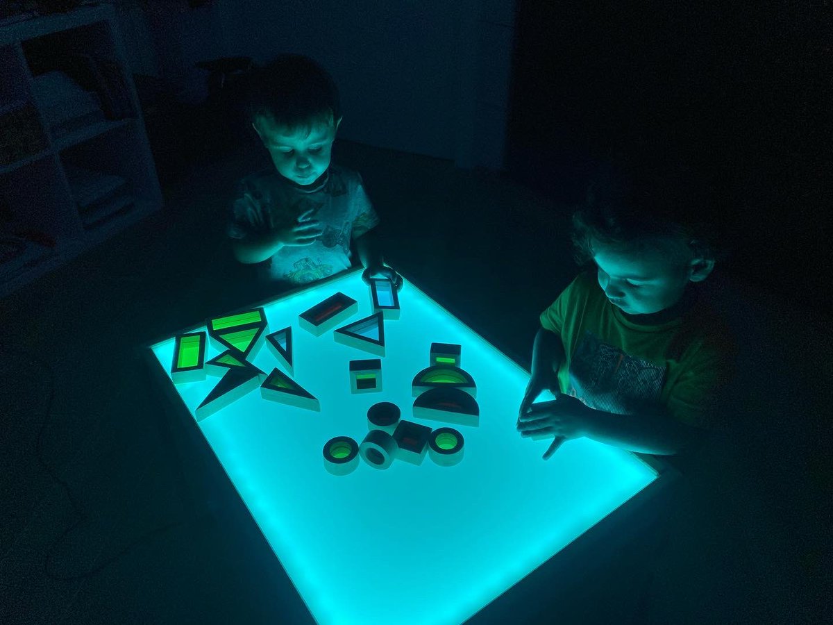 ERocaprevera's tweet photo. Llum, ombres, colors, formes, textures, transparències… estímuls sensorials que estimulen la creativitat dels infants de P2 #ERinfantil #torello #ERp2 https://t.co/yi8A5zSwr0