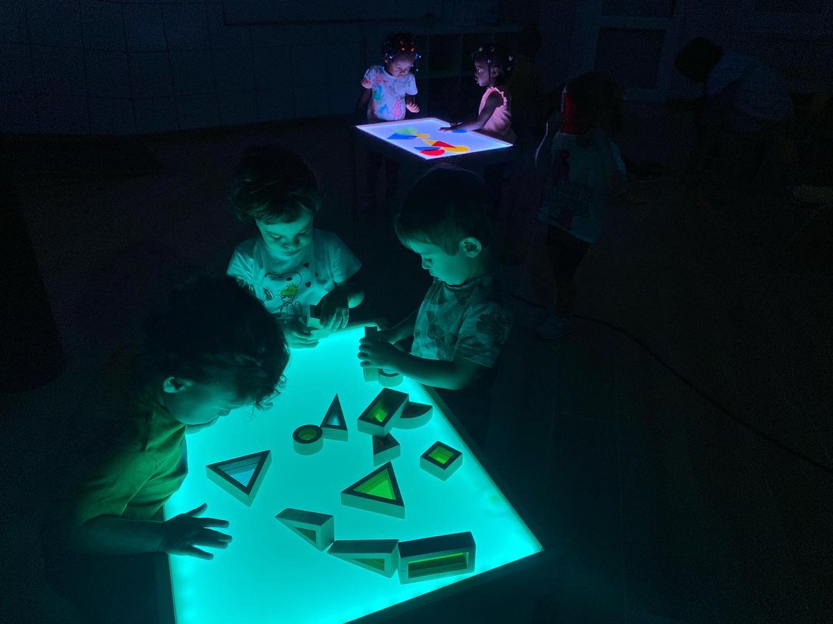 ERocaprevera's tweet photo. Llum, ombres, colors, formes, textures, transparències… estímuls sensorials que estimulen la creativitat dels infants de P2 #ERinfantil #torello #ERp2 https://t.co/yi8A5zSwr0