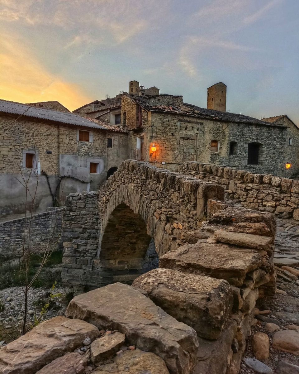 Huesca_LaMagia's tweet photo. Las últimas luces caen sobre #Montañana ✨ uno de los pueblos medievales más bonitos de la provincia que enamora 😍 a todo el que lo visita!! Escapada perfecta para este #otoño 🍁🍂🍄

Fotografía de https://t.co/9FHa1jj1OP https://t.co/dgeVIKEa0G