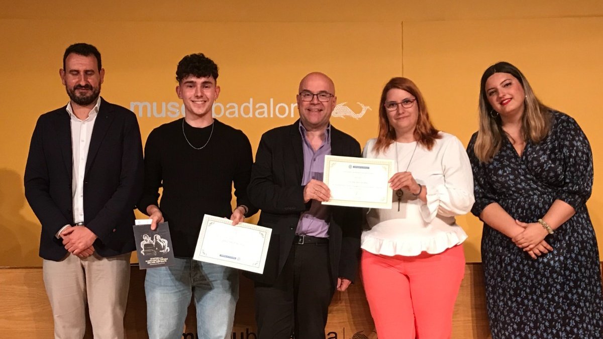 standreu's tweet photo. Ahir l'Ajuntament de Badalona va convocar el nostre alumne Pol Molina i la resta d'estudiants de la ciutat amb nota superior a 9 a les PAU del curs passat a un acte de reconeixement pels seus extraordinaris resultats. Felicitats, la feina ben feta no té fronteres! https://t.co/EZQGWlSfwG