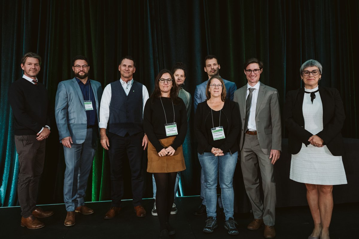 Réseau Environnement (@reseau_envt) on Twitter photo #colloquemr Lors du dîner Cérémonie GMR Pro présenté par <a href="/recycquebec/">RECYC-QUÉBEC</a>, notre PDG Mathieu Laneuville et Sonia Gagné, PDG de <a href="/recycquebec/">RECYC-QUÉBEC</a>, ont décerné des prix à 6 organisations municipales membres du programme GMR Pro. Félicitations aux lauréats ! #colloquemr Lors du dîner Cérémonie GMR Pro présenté par <a href="/recycquebec/">RECYC-QUÉBEC</a>, notre PDG Mathieu Laneuville et Sonia Gagné, PDG de <a href="/recycquebec/">RECYC-QUÉBEC</a>, ont décerné des prix à 6 organisations municipales membres du programme GMR Pro. Félicitations aux lauréats !