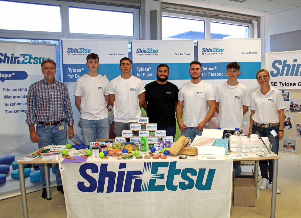 SE_Tylose's tweet photo. Am Nachbarschaftstag kamen unsere Azubis und KollegInnen mit vielen Besuchern ins Gespräch. Vielen Dank allen, die Einblicke in den Arbeitsalltag unserer Berufe gegeben und  die vielfältigen Anwendungsgebiete unserer Produkte so anschaulich vorgestellt haben. https://t.co/JIHPOFjYKm