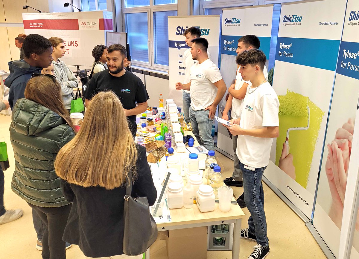 SE_Tylose's tweet photo. Am Nachbarschaftstag kamen unsere Azubis und KollegInnen mit vielen Besuchern ins Gespräch. Vielen Dank allen, die Einblicke in den Arbeitsalltag unserer Berufe gegeben und  die vielfältigen Anwendungsgebiete unserer Produkte so anschaulich vorgestellt haben. https://t.co/JIHPOFjYKm