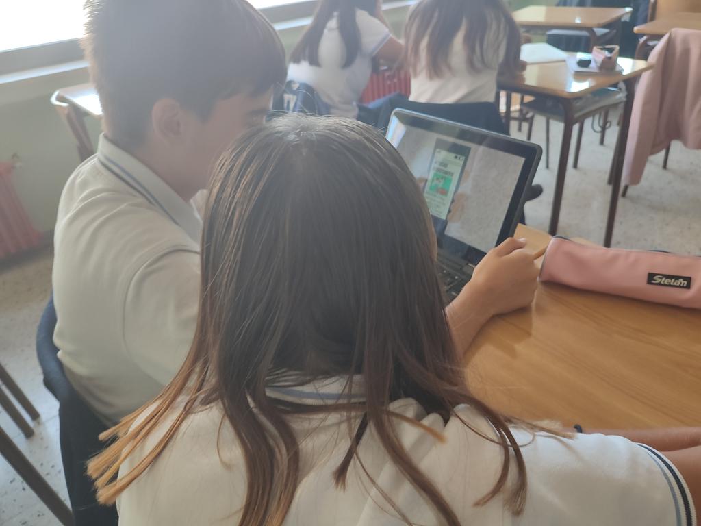 AmorDiosVa's tweet photo. #SecundariaADD #4ESO #CulturacientíficaADD Trabajamos cooperativo mediante #gemelospensantes. Nuestro espíritu crítico mediante un #comparacontrasta entre lo que son fuentes de información válidas y cuales no. Buscado si la información es una fake news o no. #bulosno https://t.co/I1v7c1KE6L