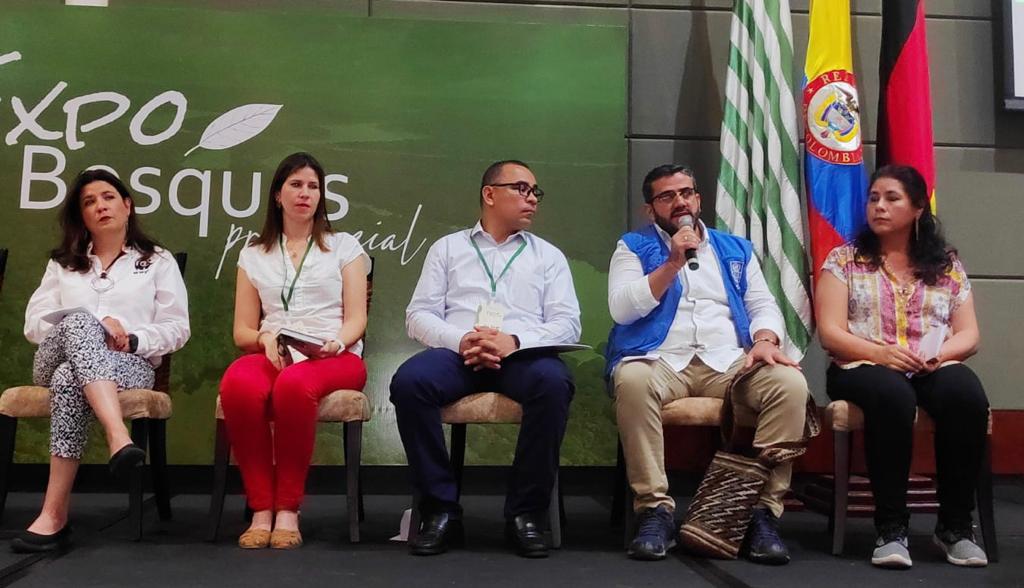 PnudColombia's tweet photo. En #ExpoBosques compartimos experiencias construidas con comunidades e instituciones en la Amazonía.🍃
Las Escuelas de Promotoría y Restauración Campesinas se presentan como modelo para el #ManejoForestalSostenible, la conectividad de los bosques, la sostenibilidad y la paz.🕊🌳 https://t.co/HgHiYbSQum