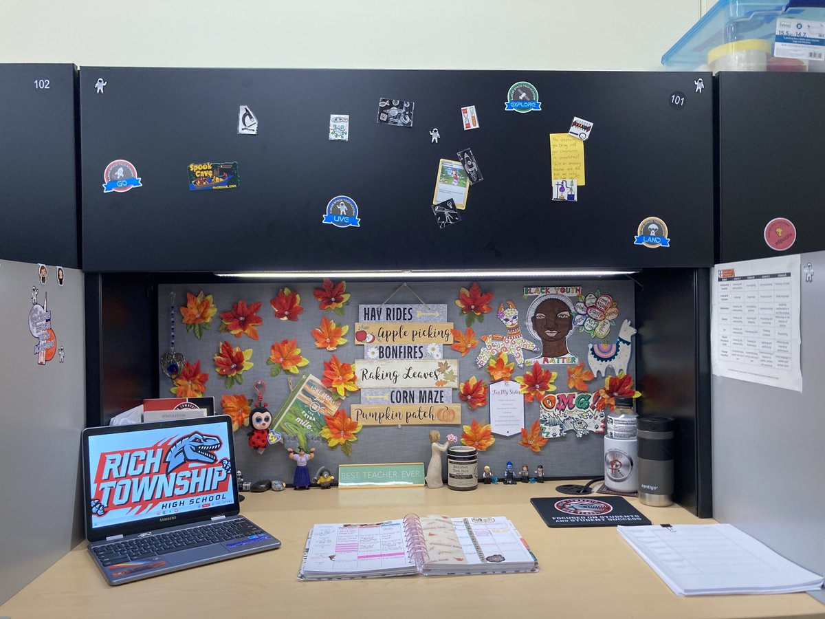 Updated my desk for fall 🍁 #richinstudentsuccess
