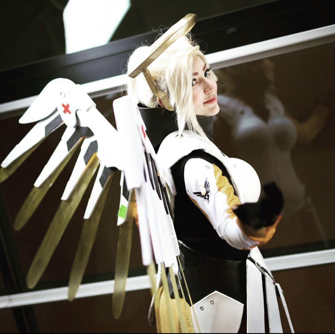 Starletnova's tweet photo. Glaub das wissen die Wenigsten, aber ich war ja lange Zeit Cosplayerin &amp; habe 2017 auch Mercy gecosplayt, dachte zum Overwatch 2 Release hier mal ein kleiner Throwback hahahaahha https://t.co/YQxASv68Dz