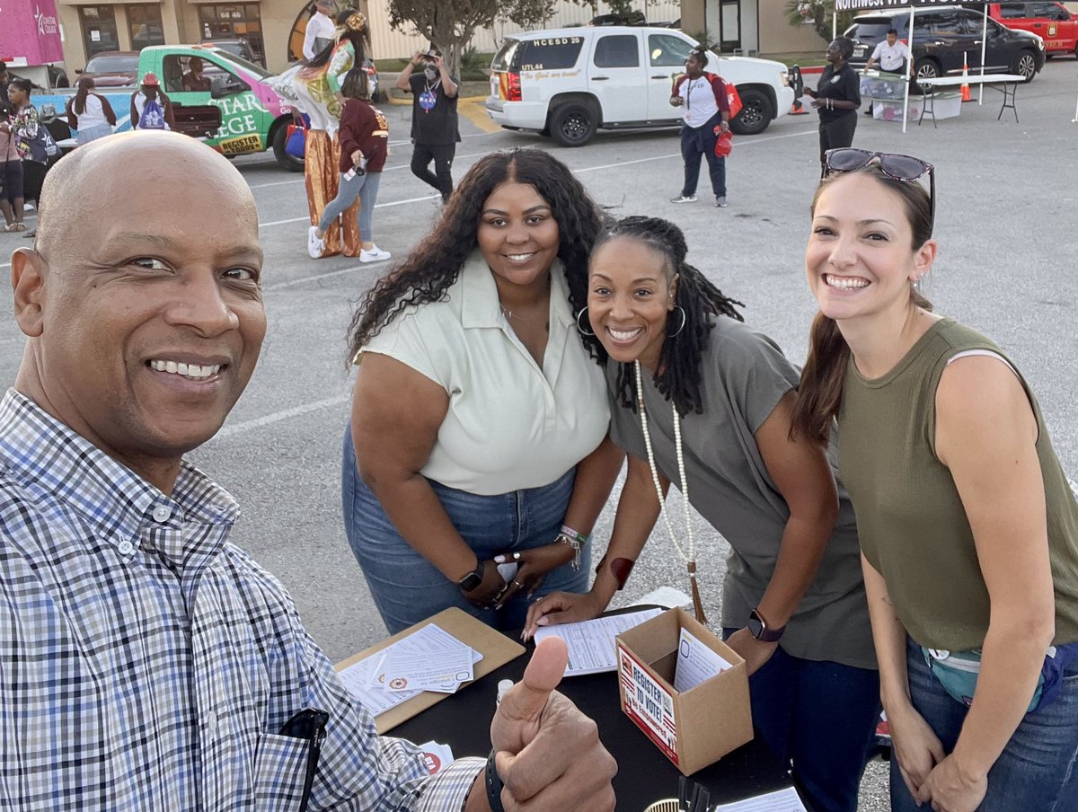 CCPPI_HTX's tweet photo. Our CCPPI Voter Educators, staff, &amp; interns were out at #NationalNightOut @EmancipationPRK, RiversideTerrance Park, Park at #PalmCenter, #Sunnyside Community Center, &amp; Near Northwest Management District's NNO to #GrowTheCircle 
#YourVoteMatters @HoustoninAction https://t.co/PJcgHUdEpP
