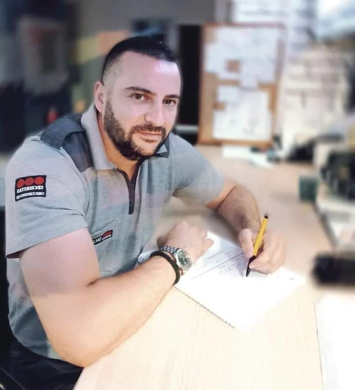 Ovo je Nenad Zlatanović iz Vranja, momak koji se od 2018. godine bavi humanitarnim radom, obilazi porodice na nepristupačnim terenima i pešači po više kilometara kako bi ih pronašao i dopremio svoju pomoć.
Do sada je pomogao oko 40 porodica, dok je jednu porodicu sa 👇