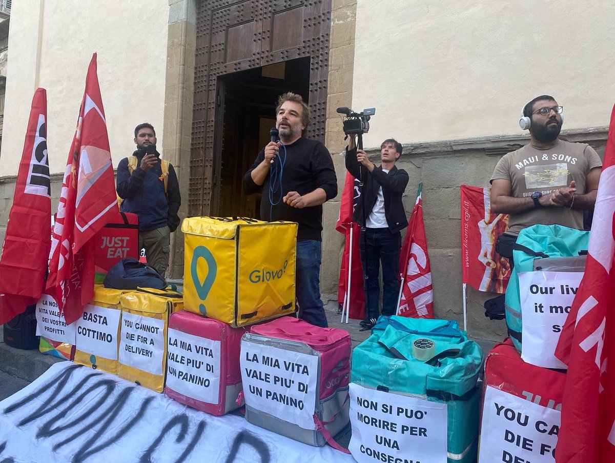CgilFirenze's tweet photo. #Rider morto sul lavoro a #Firenze, oggi lo sciopero e il presidio #Cgil in piazza Sant’Ambrogio: “Da qui parte un messaggio forte: basta col #cottimo, basta col morire per una consegna”
👉 https://t.co/dQmqzfzVE3 https://t.co/FFLWwoUHpL