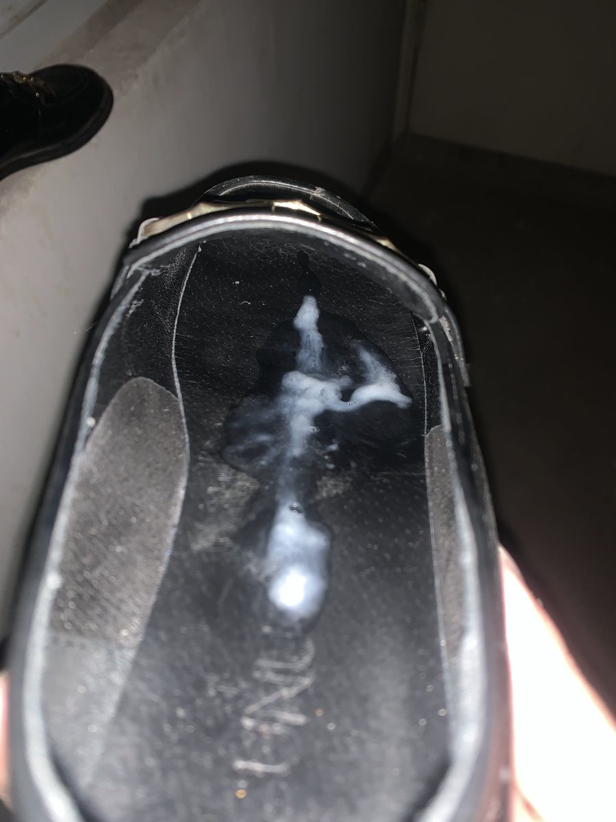#射鞋 #玩鞋 #扫楼 #打胶 
少妇姐姐前脚刚进门，后脚我就插进了姐姐的鞋里。听着姐姐在屋内说笑的声音，感受着姐姐在我胯下的温度以及那种扑面而来的淡淡幽香真的是幸福万分啊！鞋虽然是用来穿的，但姐姐的鞋只有做我的便器才是正确的使用方法！