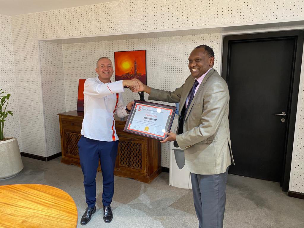 kenyapipeline's tweet photo. Rubis Energy Kenya received a certificate for being the best performing oil marketer at Nairobi depot. #CustomerServiceWeek https://t.co/q6T8Aky0db