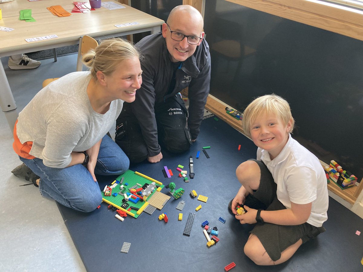AiryhallSch's tweet image. It was so lovely to have our parents/careers join us this today for our learning together afternoon. #SharingtheLearning #BackintheBuilding