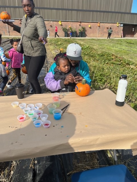 DPSCDNutrition's tweet photo. Kudos to OSN's Farm and Garden Team for hosting an awesome Harvest Fest after a 2-year hiatus due to the pandemic.  The FREE family-friendly event reached over 700 people on the grounds of Drew Farm with food, fun activities, and resources for all! https://t.co/wNUbI87mbq