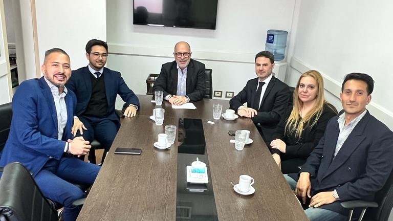 Estuvimos reunidos con el Concejal Oscar D. Ponce, Presidente del bloque Juntos del Honorable Consejo Deliberante de Vicente López.
Hablando de las necesidades de los empresarios asociados a la Cámara y de posibles acciones a llevar adelante para las PYMEs de Vicente López.