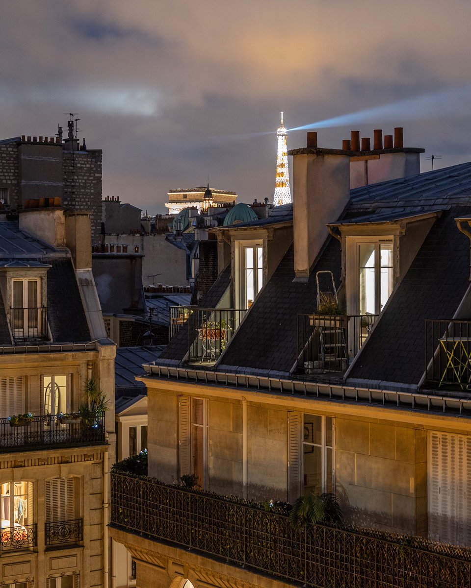 Charlescohenboy's tweet photo. 🌟 Quand la nuit tombe sur la ville lumiere @LaTourEiffel n’est jamais loin ! L’@ArcDeTriomphe non plus d’ailleurs ! #Paris #ParisJeTaime #VisitParis https://t.co/6ikq2j4JKt