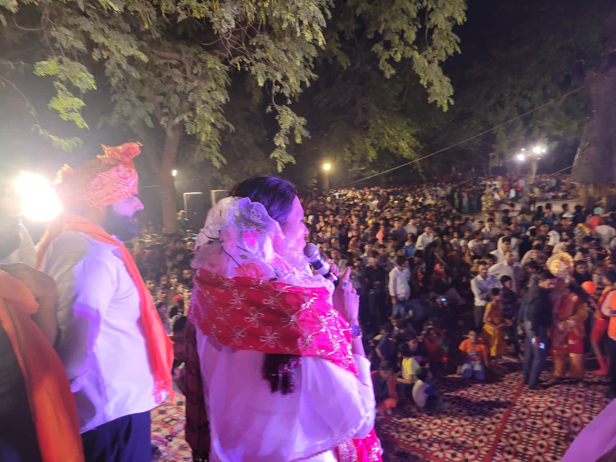 poonambhatibjp's tweet photo. अधर्म पर धर्म की विजय के प्रतीक पर्व विजयदशमी के शुभ अवसर पर आज श्री सरस्वती रामलीला कमेटी, तुग़लकाबाद विस्तार में दशहरा पर संबोधन उपरांत असत्य, अधर्मी व बुराई रूपी मेघनाथ, कुंभकरण व रावण के पुतलों में अग्नि-तीर मारकर अंत करने के उपरांत दहन किया। शानदार कार्यक्रम की कुछ झलकियां। https://t.co/rOyAzZTb4h