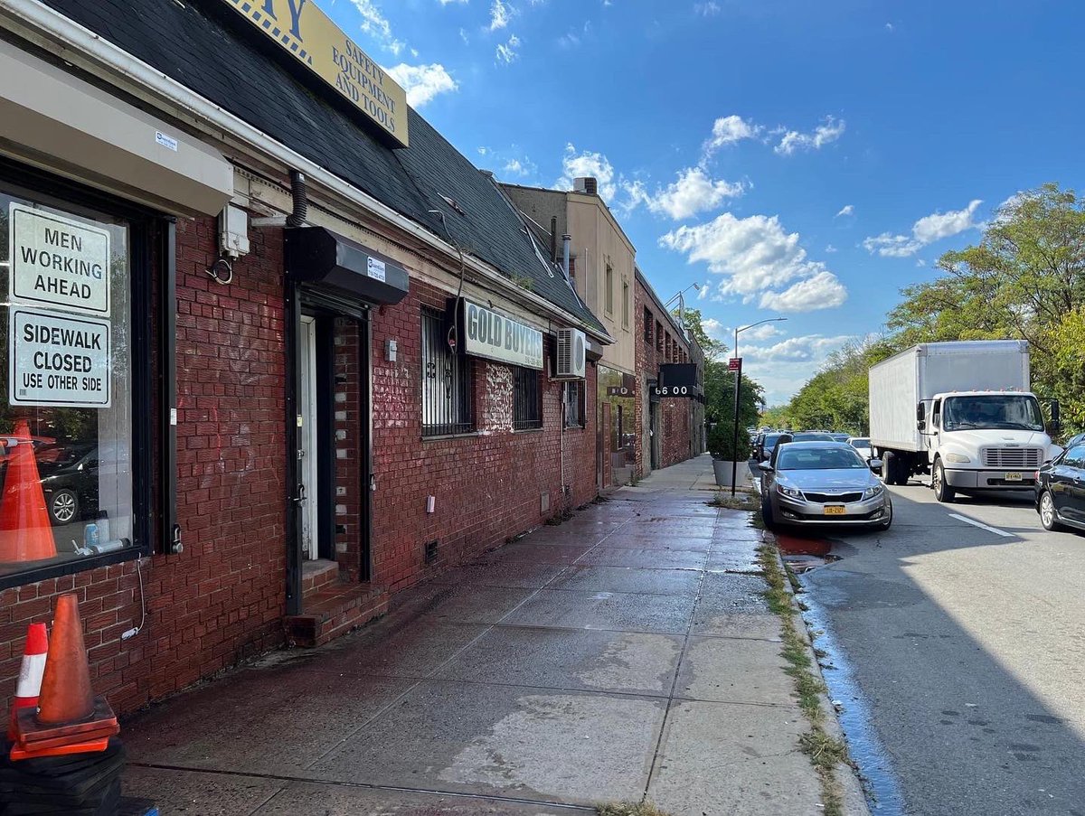 BobHoldenNYC's tweet photo. More graffiti removed through my partnership with Ridgewood Restoration, in #Maspeth. Good work!

So-called "small crimes" lead to bigger crimes if they are tolerated. We will not let our quality of life suffer. https://t.co/B6QSlmqnS7