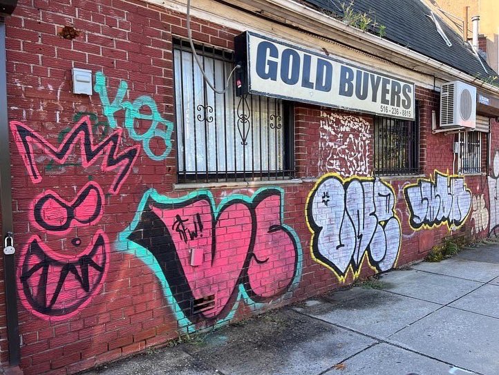 BobHoldenNYC's tweet photo. More graffiti removed through my partnership with Ridgewood Restoration, in #Maspeth. Good work!

So-called "small crimes" lead to bigger crimes if they are tolerated. We will not let our quality of life suffer. https://t.co/B6QSlmqnS7