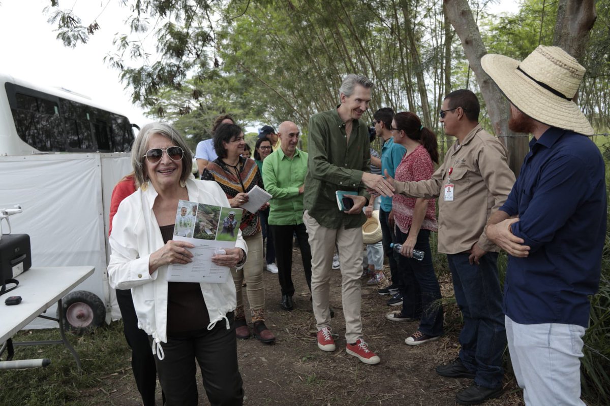 BiovIntCIAT_esp's tweet photo. También hubo espacio para dialogar sobre las prioridades de @MinAgricultura y visitar los ensayos de campo en agricultura regenerativa y ganadería sostenible que hacen parte de nuestros proyectos con potencial de reducir la huella ambiental de la agricultura. https://t.co/2z5QkAlUCj