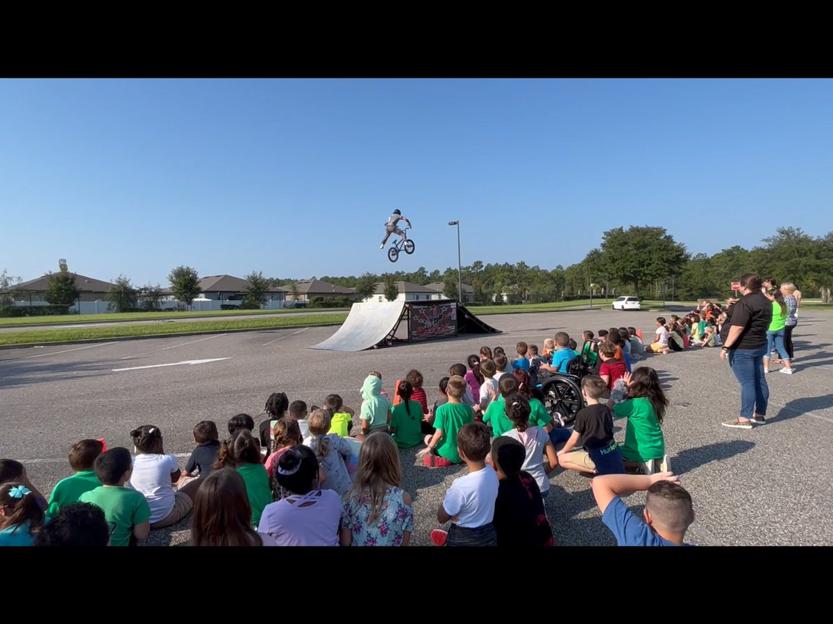 Proud2BeAtPride's tweet photo. Congratulations to team GREEN! They won our first house party, a BMX bike show💚🚲 #Proud2beatPride #vcselementary #GoLions #TeamGreen https://t.co/7WGxrTgkoL